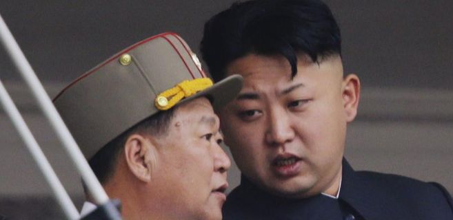 Kim Jong-un junto a un militar coreano.