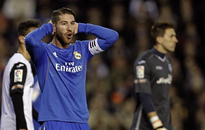 Sergio Ramos se lamenta tras fallar una ocasin en el partido ante el...