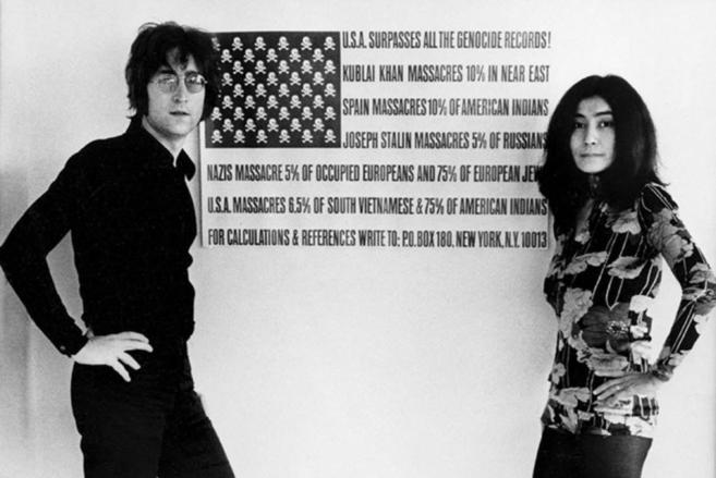 Foto de archivo de John Lennon con su esposa Yoko Ono.