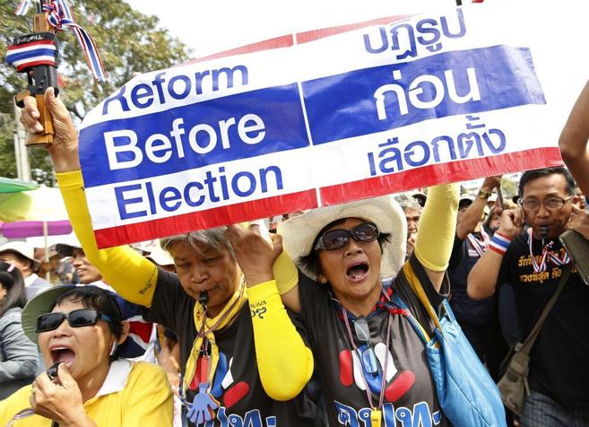 Manifestantes protestan contra el Gobierno en Bangkok.
