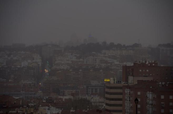El cielo de Madrid completamente cubierto anoche.