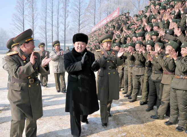 Kim Jong-un pasa revista a unas tropas en un lugar indeterminado de...