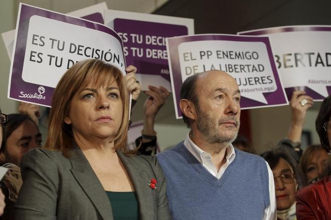 Elena Valenciano y Alfredo Prez Rubalcaba tras analizar la nueva ley...
