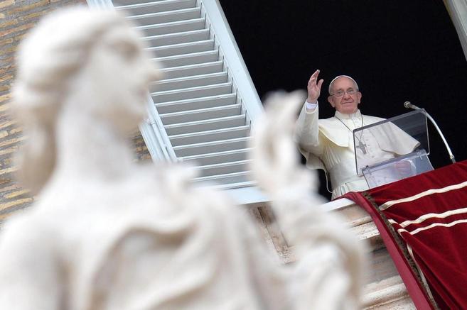 El Papa Francisco saluda a los fieles antes de oficiar el rezo del...
