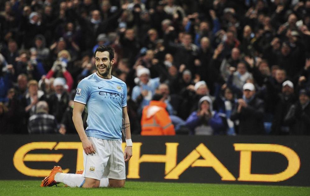 Negredo celebra el segundo gol del Manchester  City durante el partido...