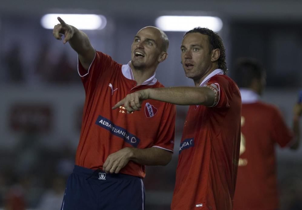 Milito y Cambiasso con la camiseta de Independiente.
