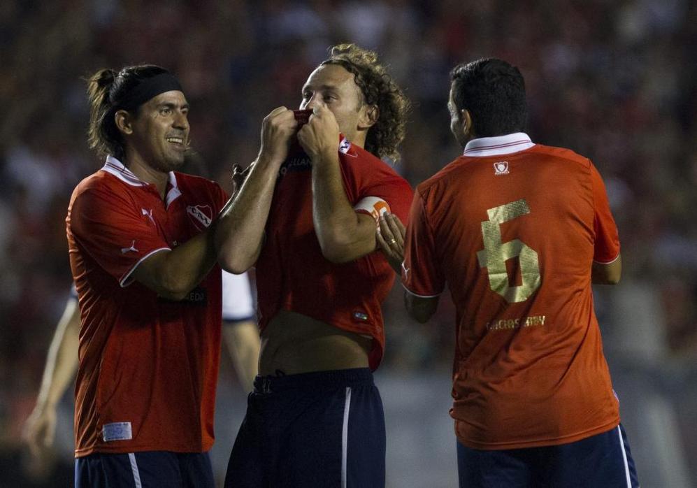 Milito besa su camiseta tras anotar el gol.