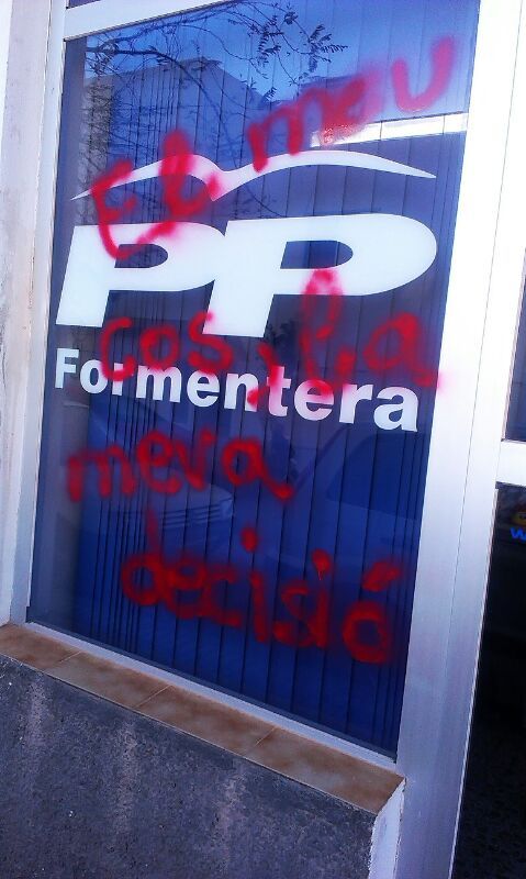 Una de las pintadas encontrada ayer en la sede del PP de Formentera.