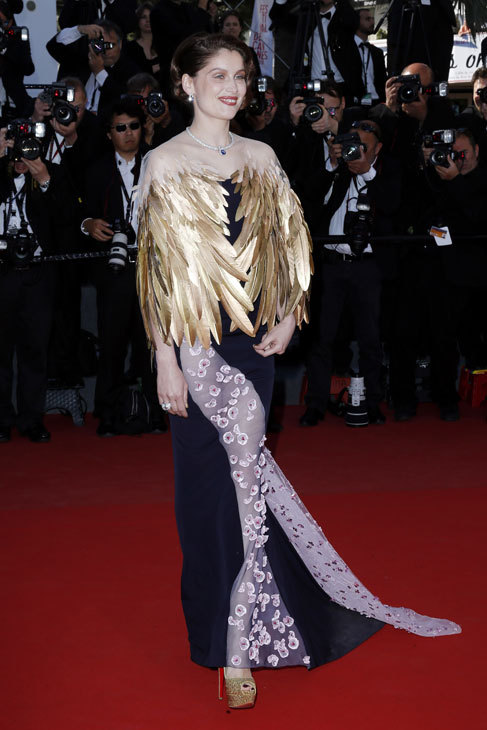 Laetitia Casta -emplumada- en el Festival de Cannes.