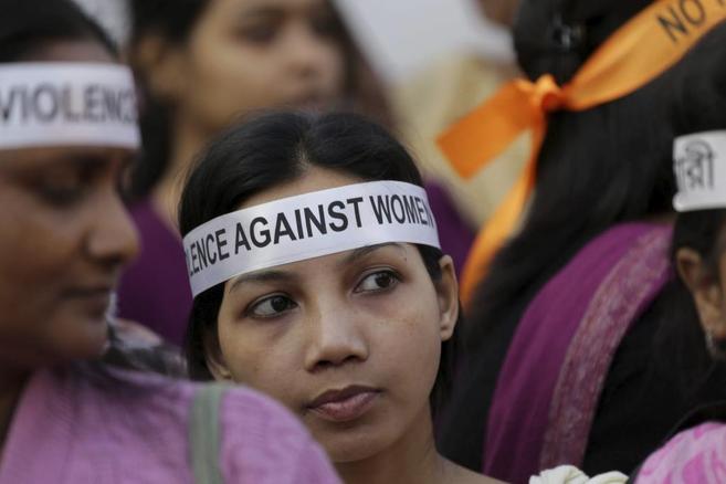 Una joven india participa en Calcuta en una protesta contra los abusos...