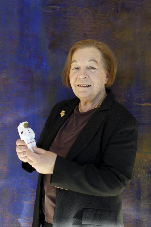 Gerda Horneck posa con un muñeco de un astronauta.