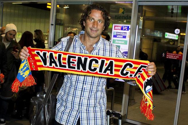 El nuevo tcnico del Valencia, Juan Antonio Pizzi, a su llegada a la...