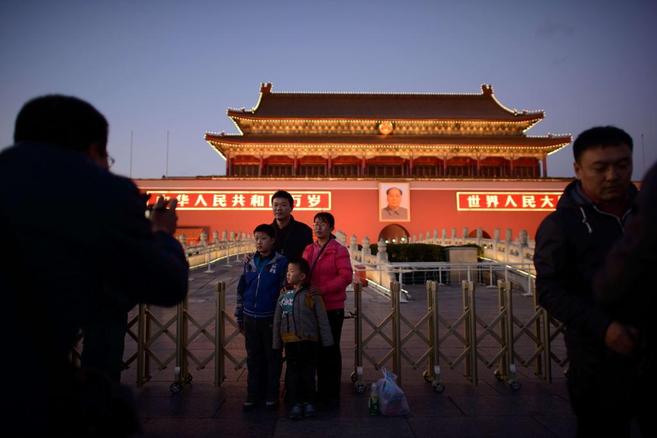 Una familia posa el pasado noviembre en la Plaza de Tiananmen, en...
