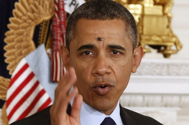 El presidente Obama, con una mosca en la frente durante una...