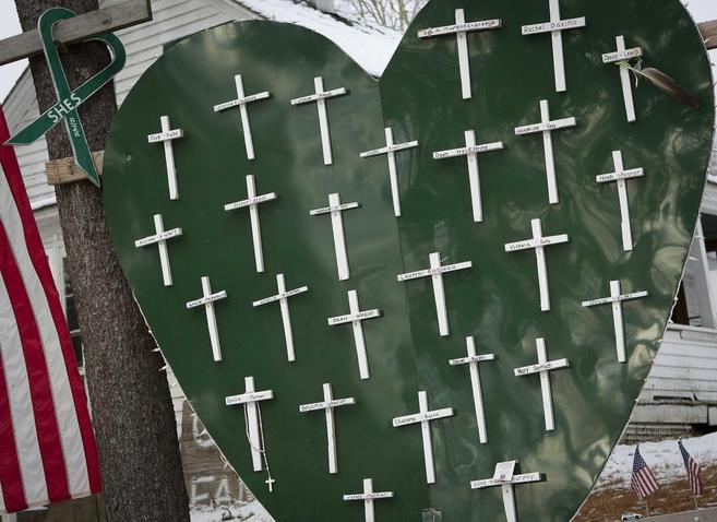 Un corazn con 26 cruces recuerda a los fallecidos en la matanza de...