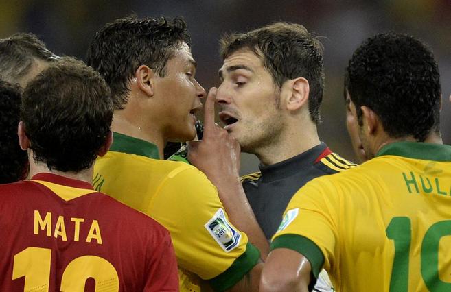 Discusión entre Thiago Silva y Casillas, durante la final de la Copa...