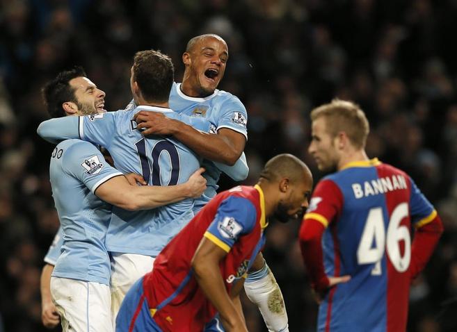 Los jugadores del Manchester City celebran el gol conseguido por Edin...