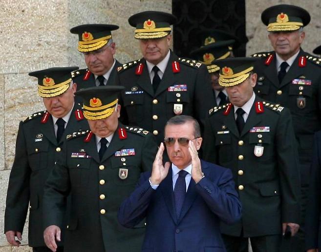 El primer ministro turco, junto al alto mando militar en Ankara.