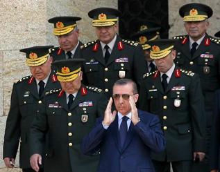 El primer ministro turco, junto al alto mando militar.