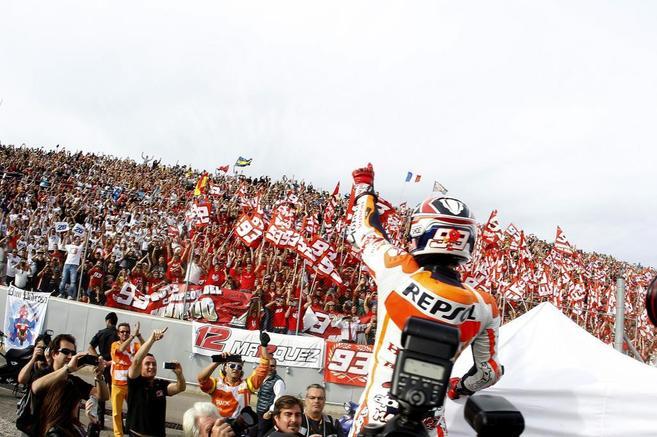 Márquez celebra el campeonato en Valencia.