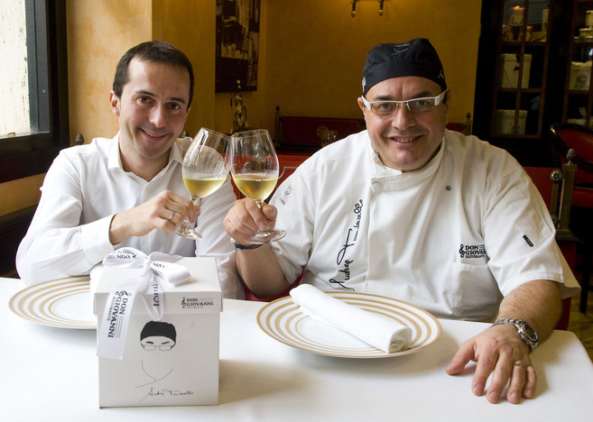 El cocinero Andrea Tumbarello (dcha) junto a su socio Luis Urea en...