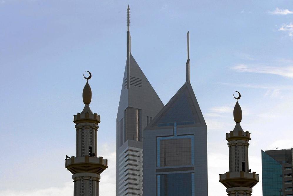 Las Emirates Towers y los minarestes de unas mezquita es Dubai.