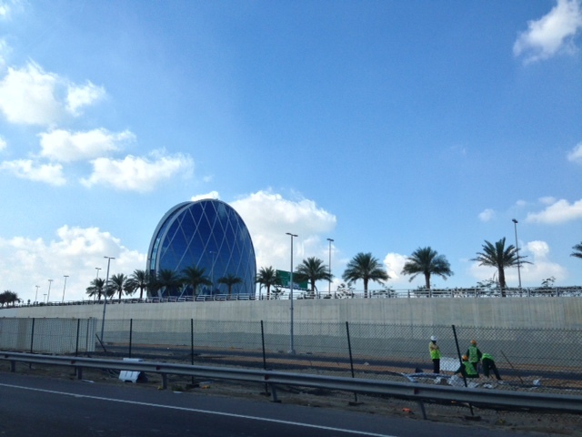 Un edificio de empresas en Abu Dhabi.