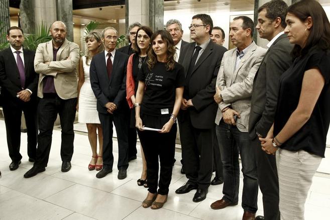 Diputados del PSOE, IU y otros grupos junto a Beatriz Garrote.