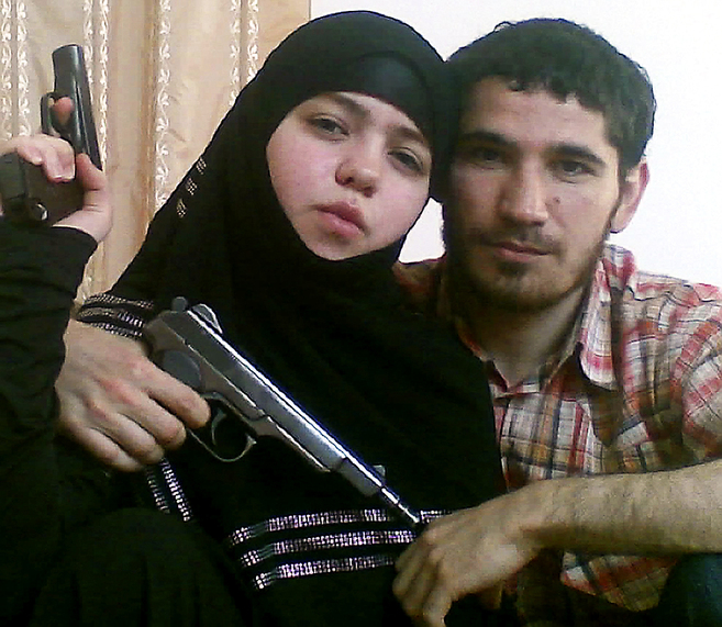 La terrorista suicida Dzhennet Abdurakhmanova posa con su marido,...