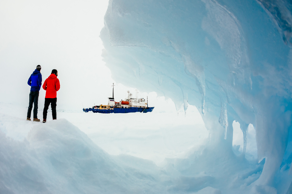 El buque MV Akademik Shokalskiy atrapado en el hielo de la Antrtida...