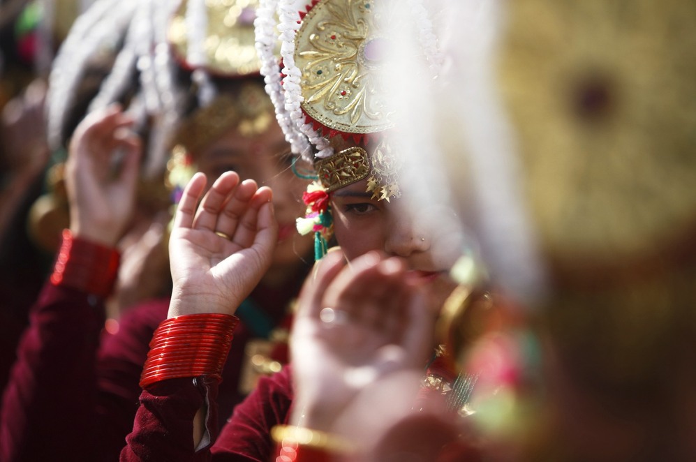 Nias Gurung con trajes tradicionales bailan mientras participan en...