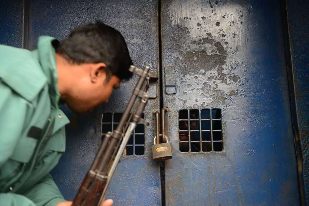 Polica Bangladesh mira a travs de la rejilla de un coche que lleva...
