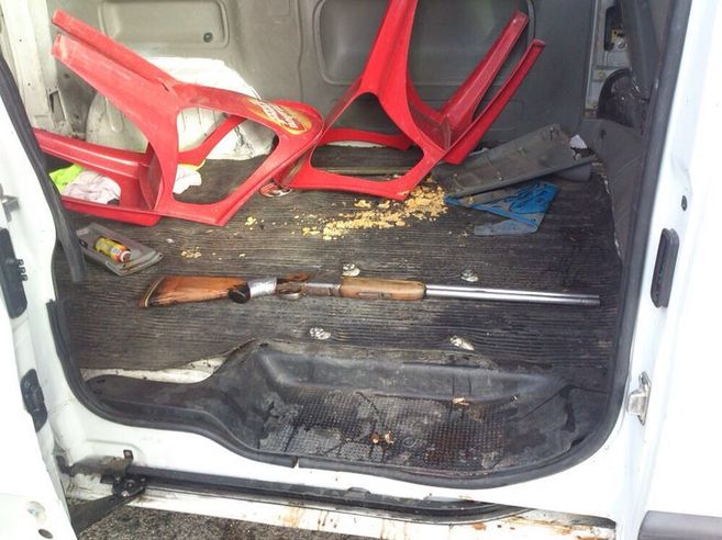 Escopeta hallada en un falso techo en el interior de la furgoneta.