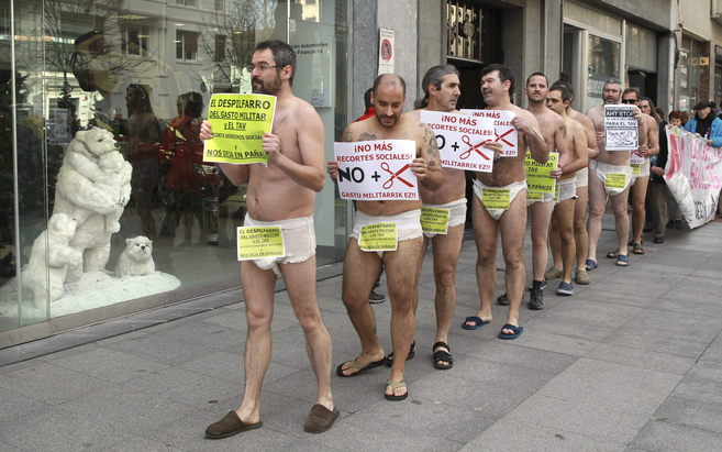 Manifestantes de diversos colectivos en su marcha por Bilbao.
