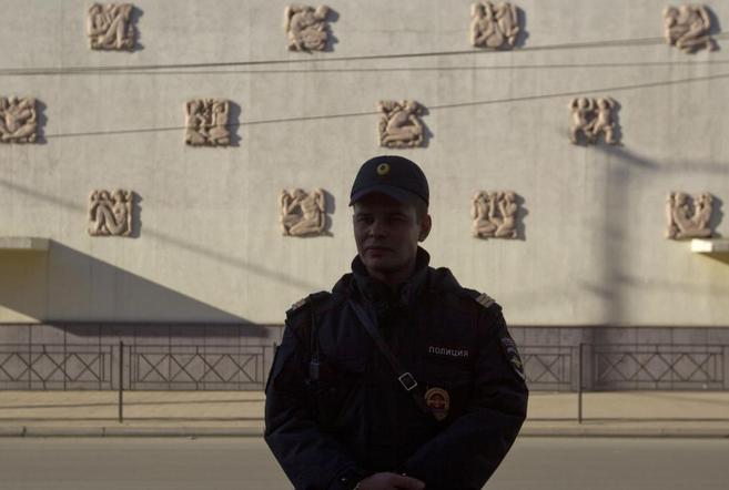 Un polica vigila una calle de Sochi tras dos atentados, en apenas 24...