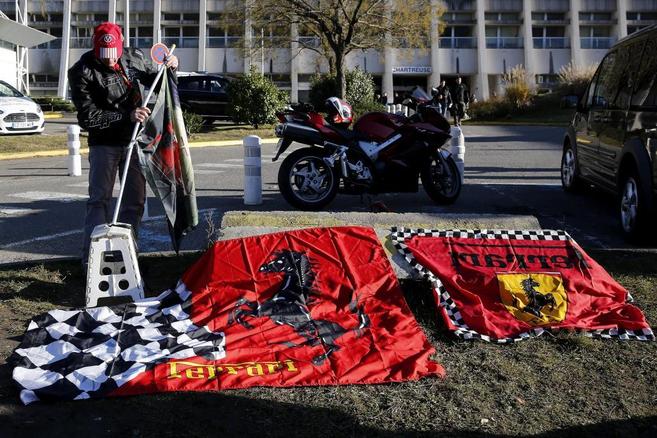 Un aficionado coloca una bandera en apoyo a Schumacher.