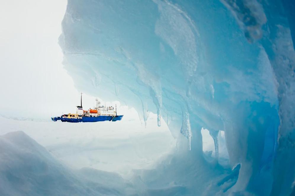 El barco ruso Akademik Shokalskiy encajonado en el hielo antrtico.