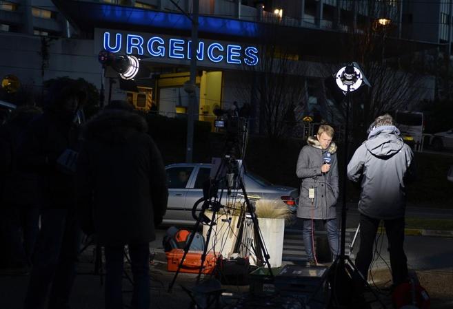 Varios periodistas hacen guardia en el hospital de Grenoble donde...