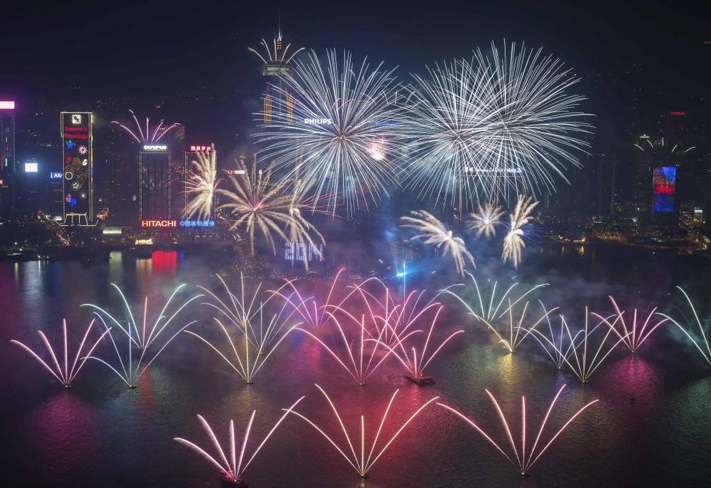 Baile de fuegos artificiales en la Baha Victoria de Hong Kong para...