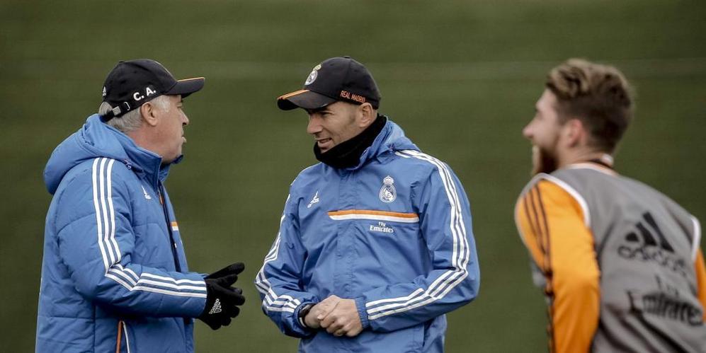 El entrenador del Madrid, Ancelotti, y el segundo, Zidane, durante la...