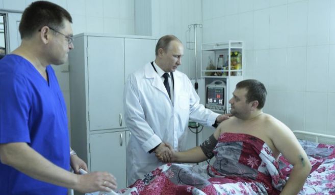 Putin estrecha la mano a uno de los heridos en los atenados de...