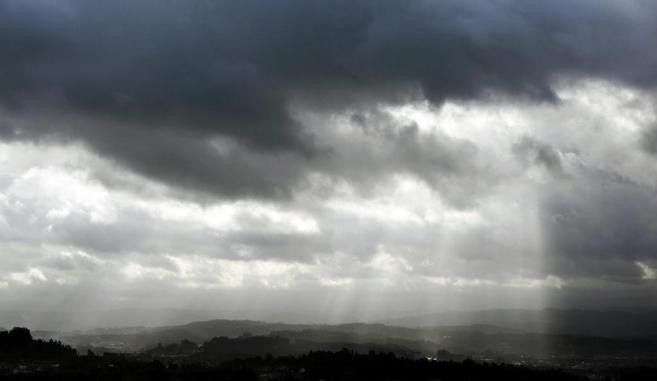 Cielo nuboso en Galicia tras la entrada de un temporal en diciembre.