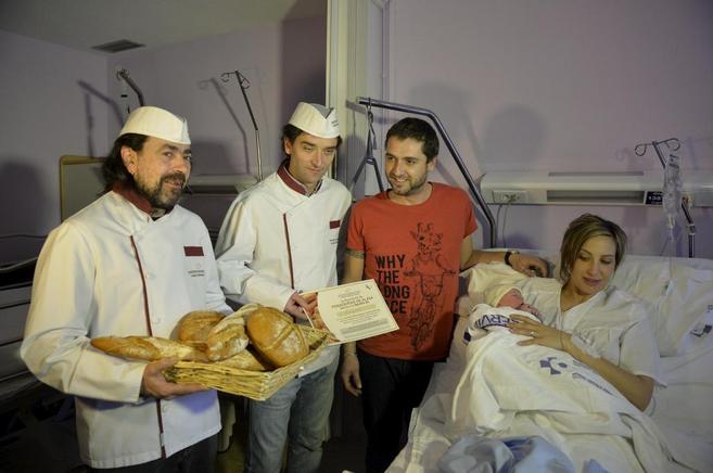 Los panaderos alaveses llevan pan a uno de los primeros nios nacidos...