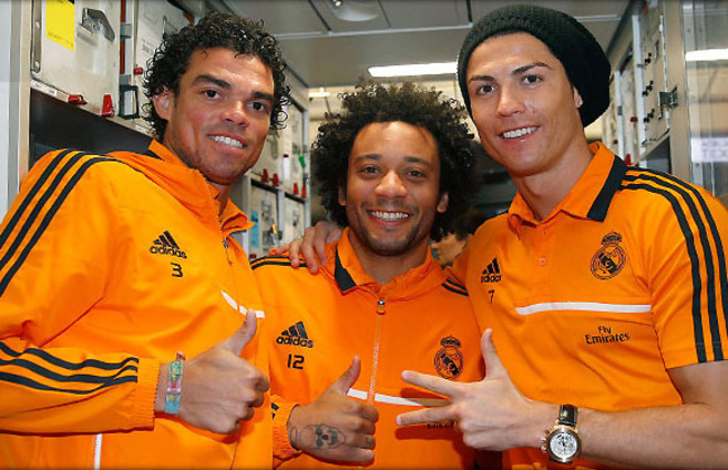 Pepe, Marcelo y Cristiano Ronaldo, en el avin rumbo a Doha.