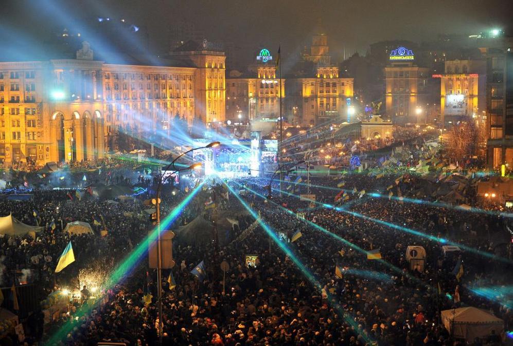Los ucranianos bailan en la Plaza de la Independencia.