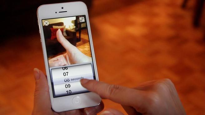Un smartphone con la aplicacin  Snapchat que permite a sus usuarios...