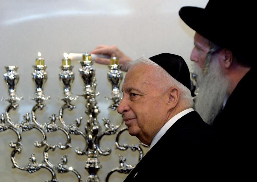 Ariel Sharon durante la celebración del Hanunkah en Jerusalén, en...