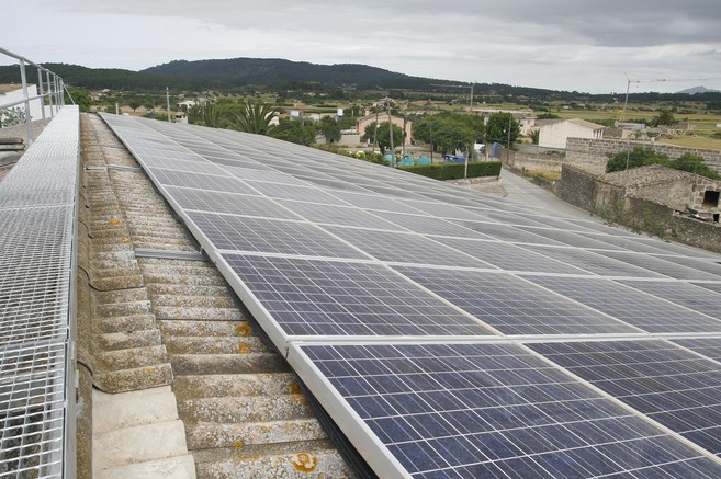Placas solares recubren el tejado de una casa en el municipio de Sant...