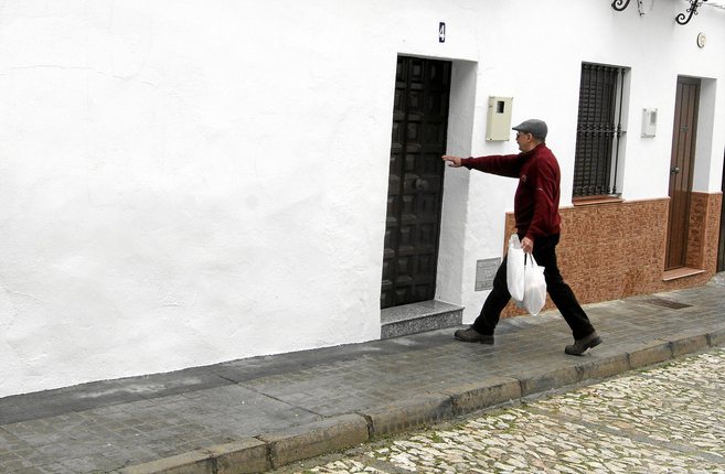 Un conocido de Manuel Gonzlez entra en su casa, donde permanece...