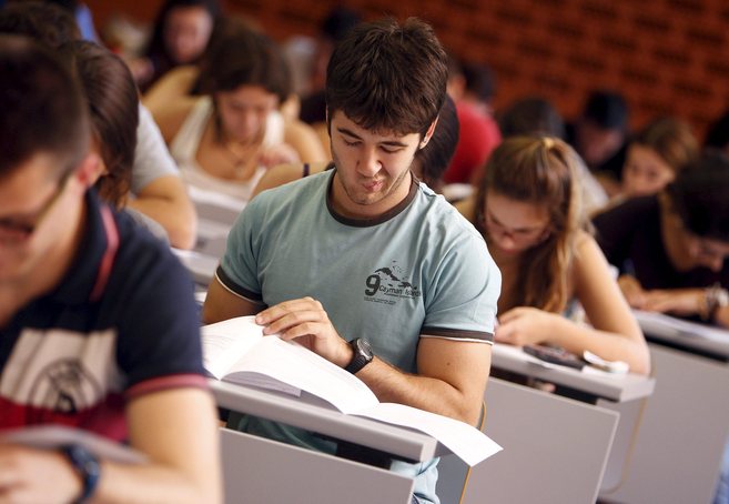 Alumnos durante un examen en un aula de la Universitat de València.